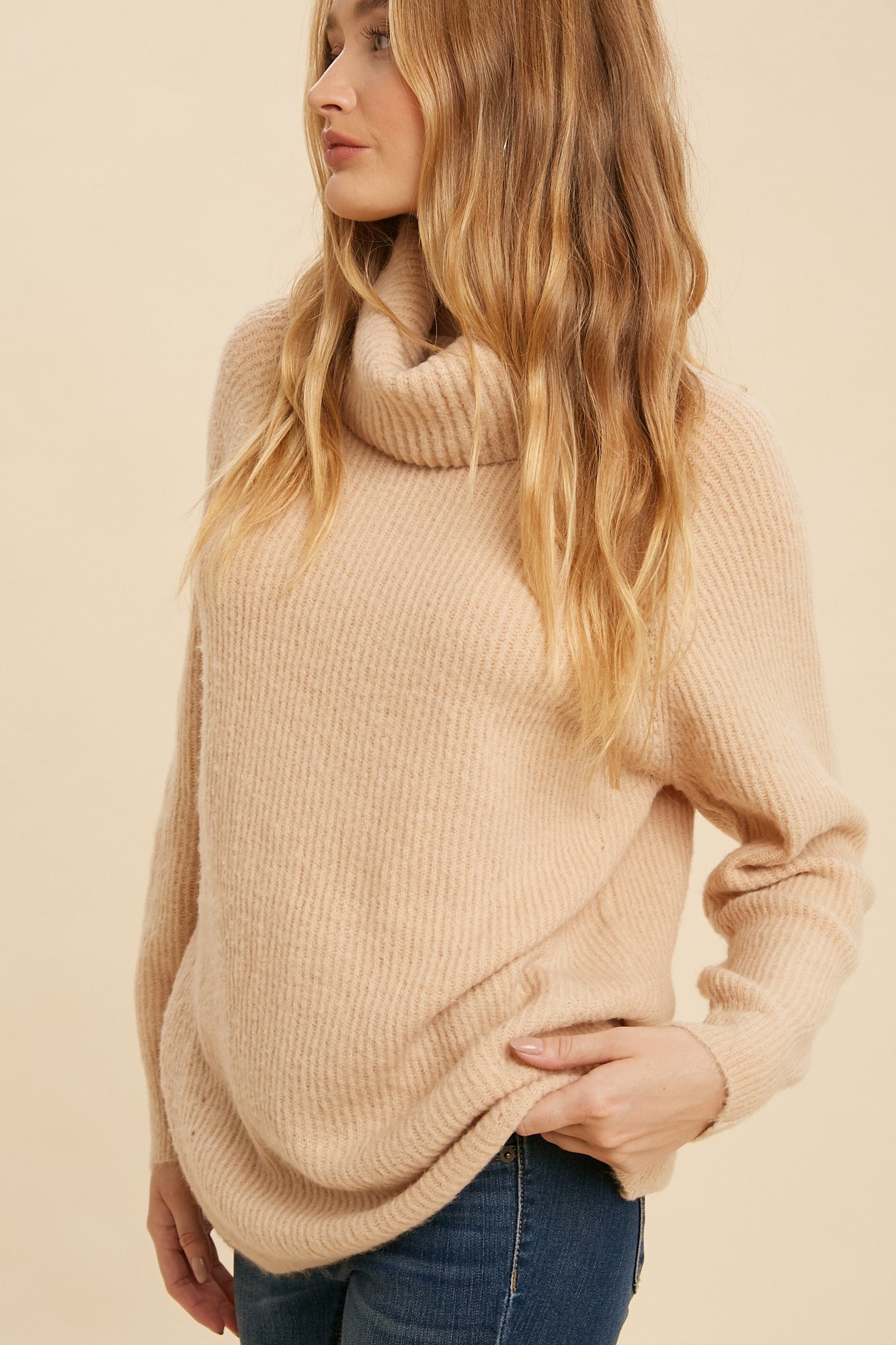 OVERSIZED TURTLE NECK SWEATER