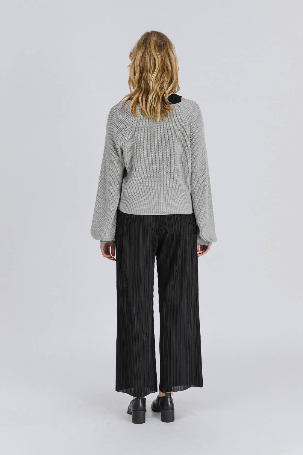 THIN KNIT WRAP WITH SNAP