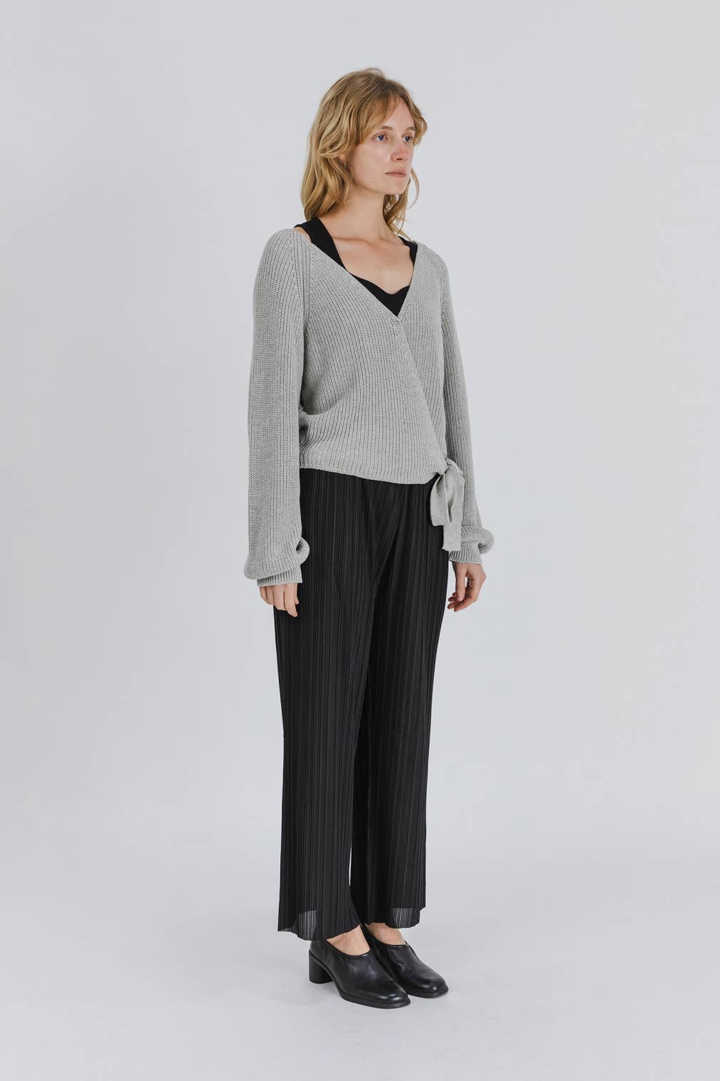 THIN KNIT WRAP WITH SNAP