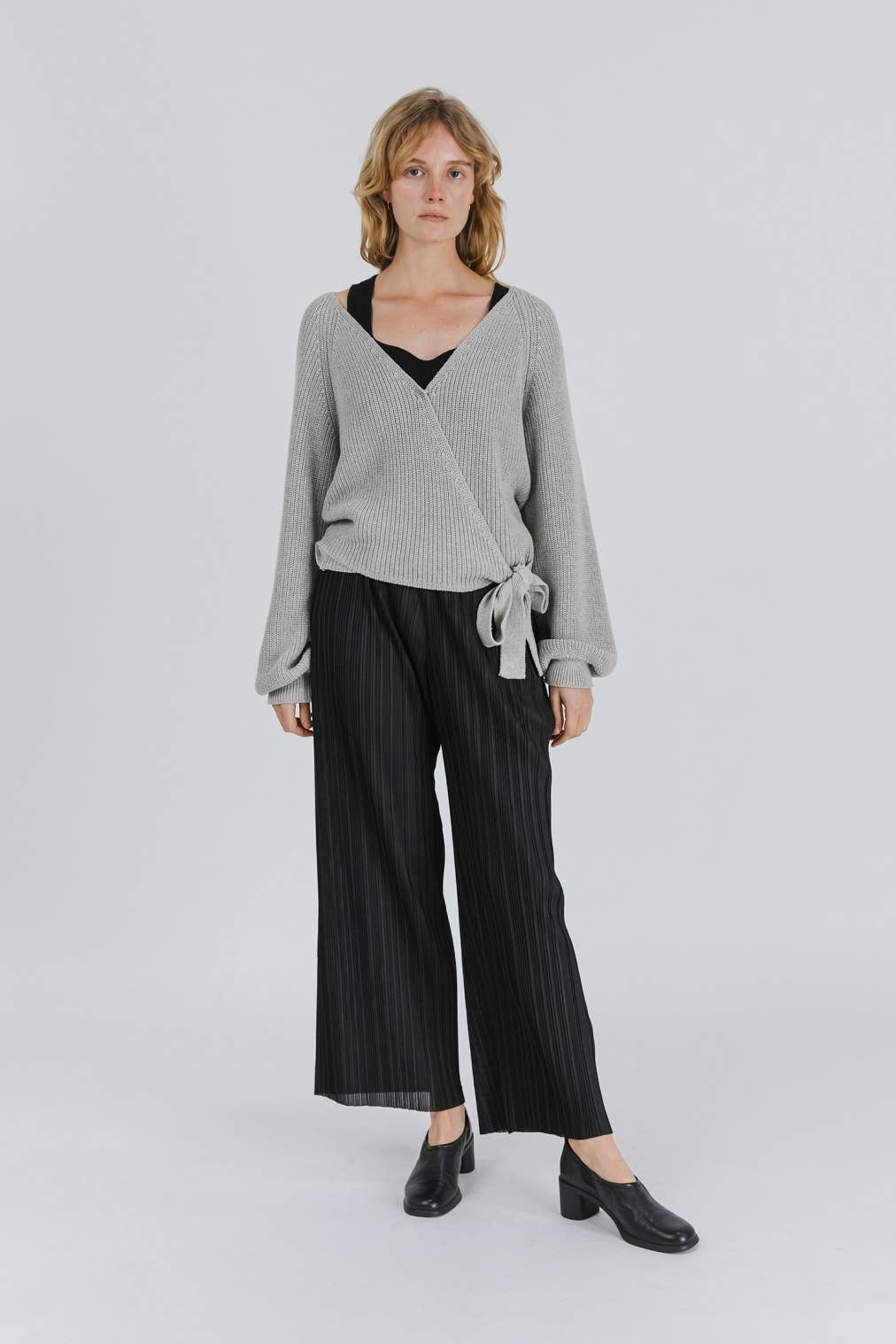 THIN KNIT WRAP WITH SNAP