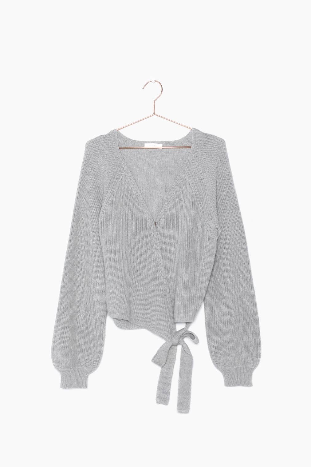 THIN KNIT WRAP WITH SNAP