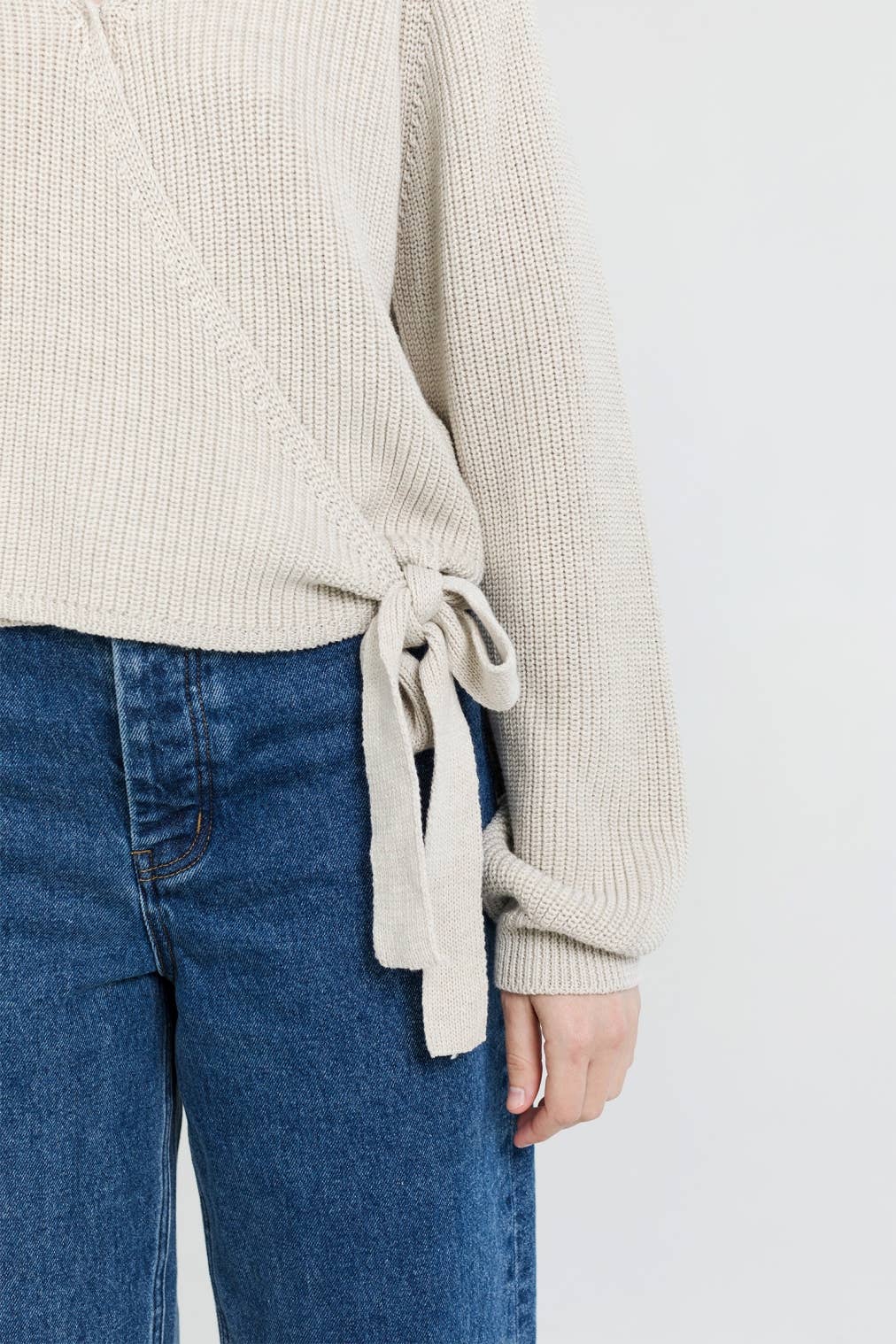 THIN KNIT WRAP WITH SNAP