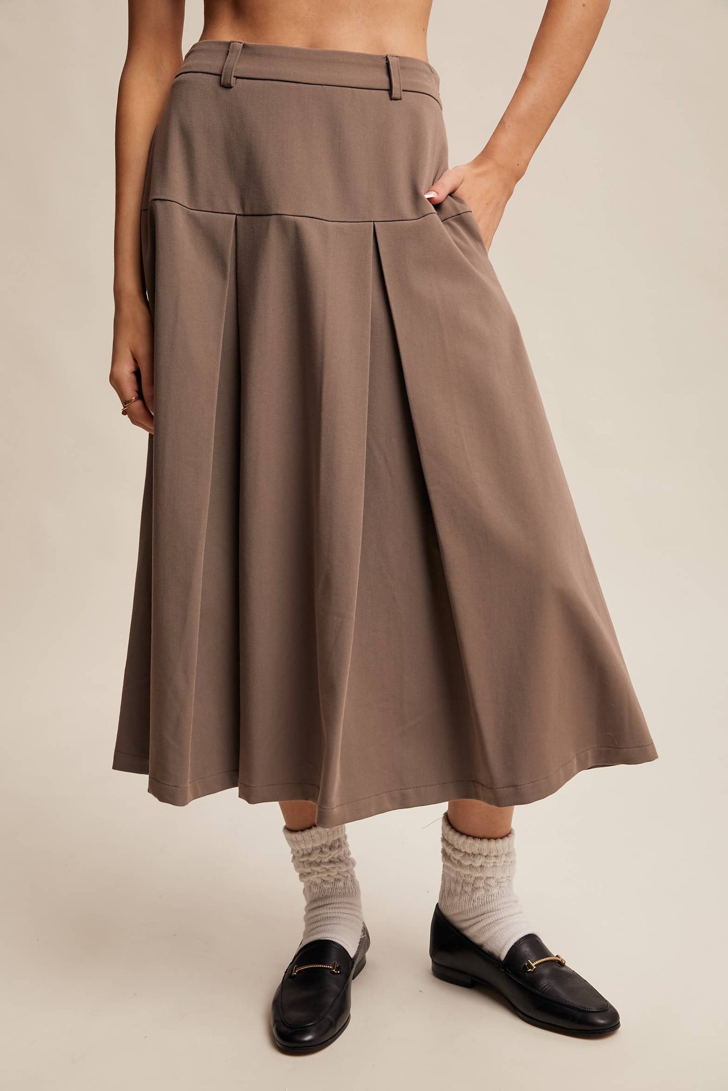 PLEATED KHAKI SKIRT