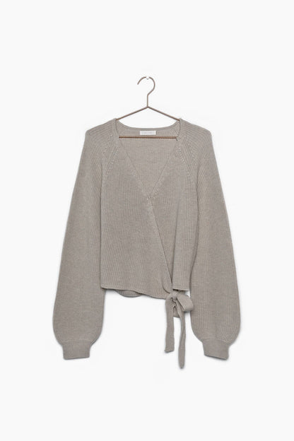 THIN KNIT WRAP WITH SNAP